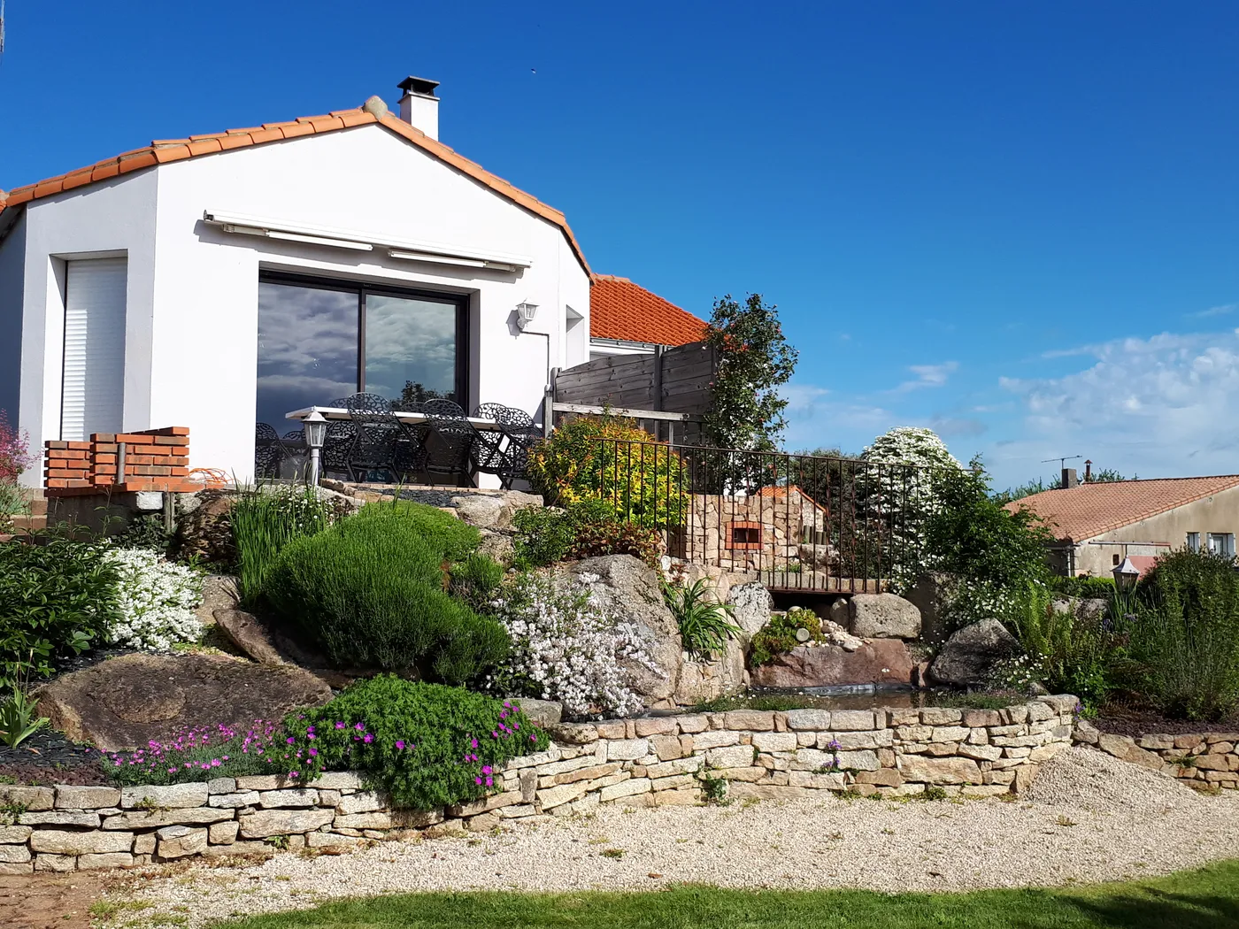 Le jardin du Gîte du Coteau, location de vacances aux Herbiers près du Puy du Fou
