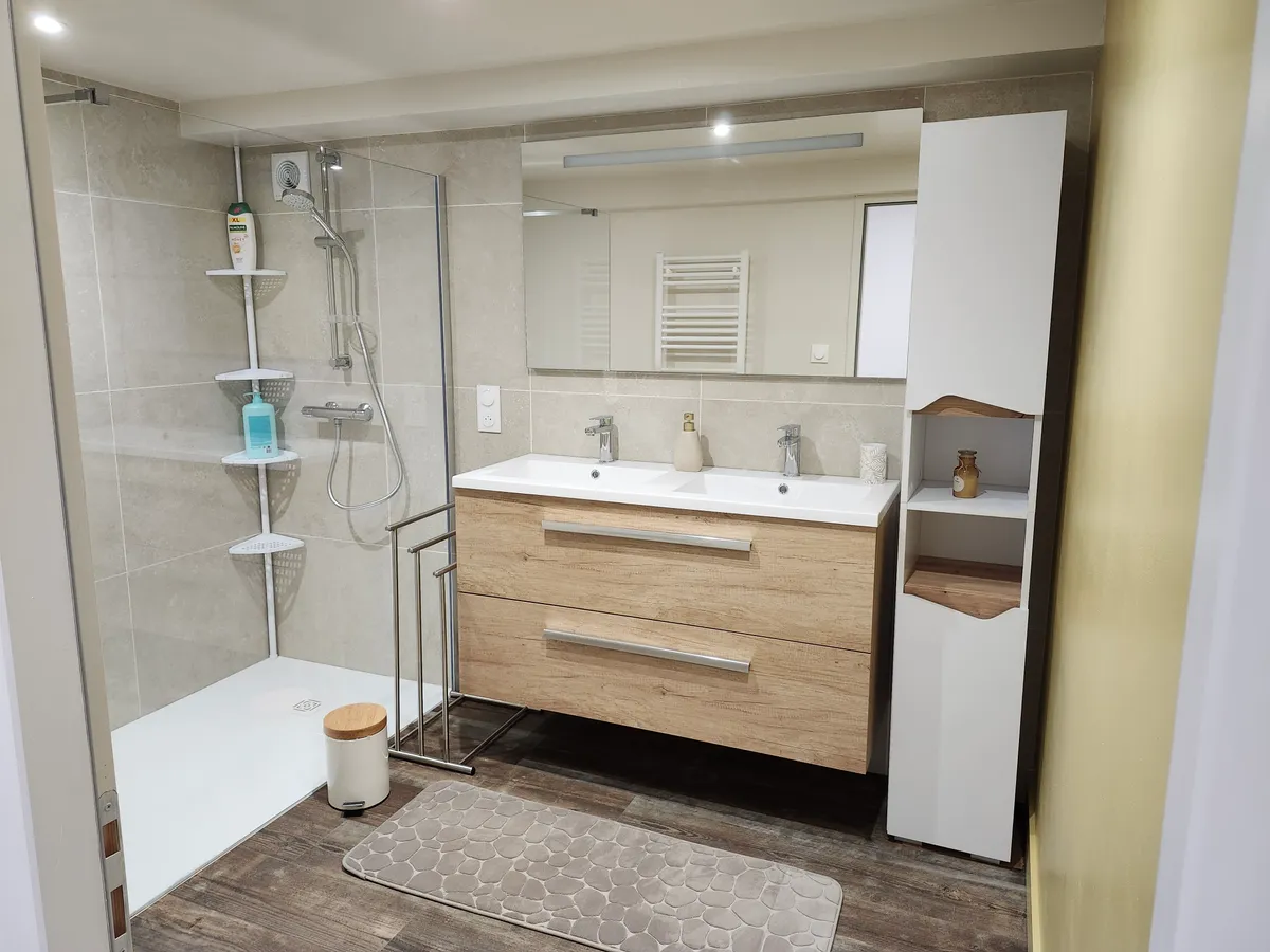 Salle de bain 1 du Gîte du Coteau, location de vacances aux Herbiers près du Puy du Fou
