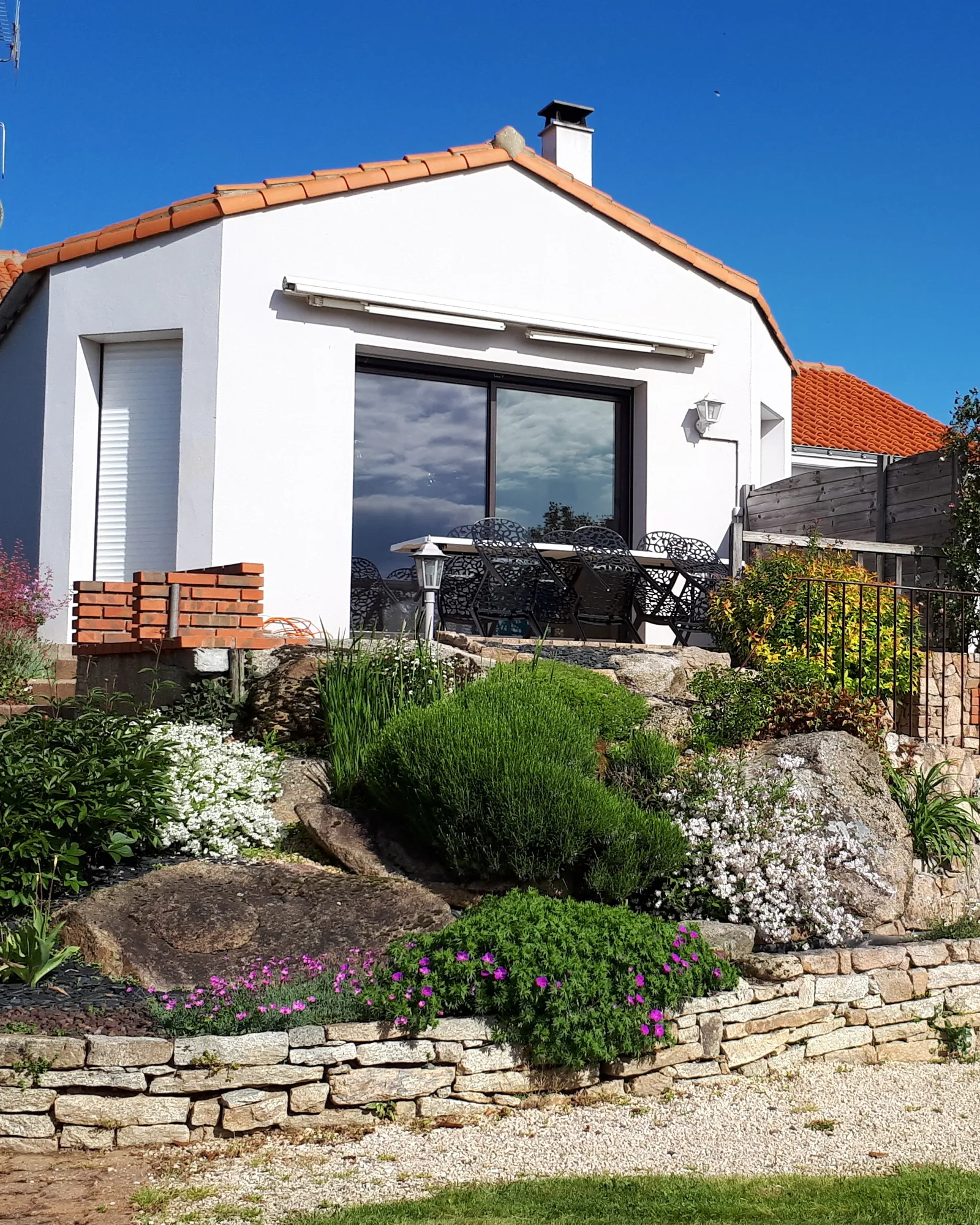 Façade du Gîte du Coteau, maison blanche avec jardin en rocaille aux Herbiers en Vendée